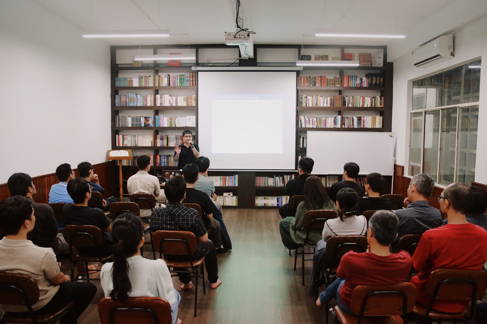 Toàn cảnh một buổi sinh hoạt tại Lyceum — cử tọa hướng về màn chiếu và diễn giả.